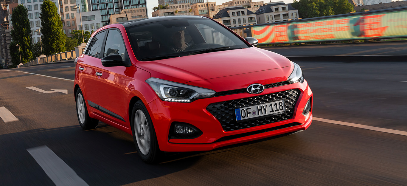 Hyundai, Halbseitenansicht von vorne, fahrend, rot