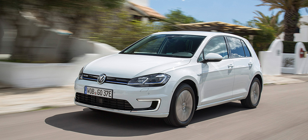 VW e-Golf, Halbseitenansicht von vorne, fahrend, weiß