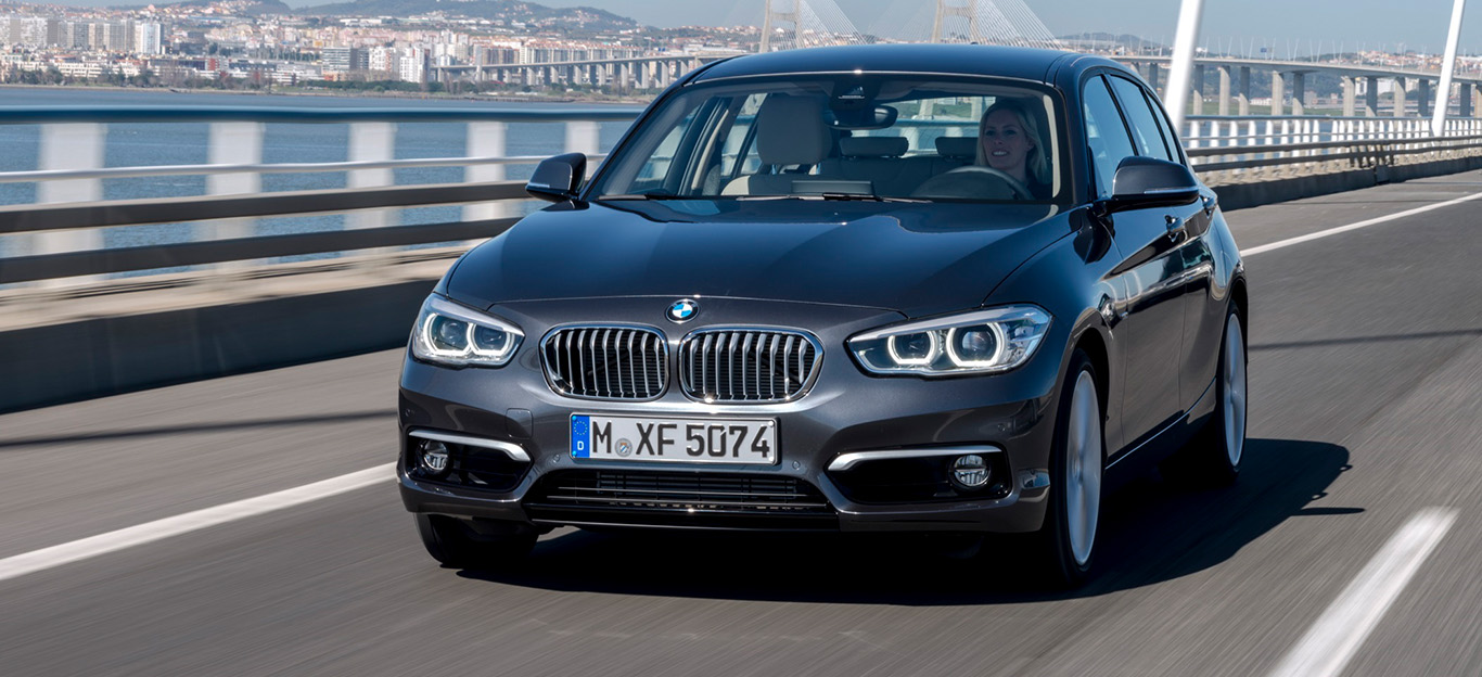 BMW 1er 2015, Halbseitenansicht von vorne, fahrend, grau