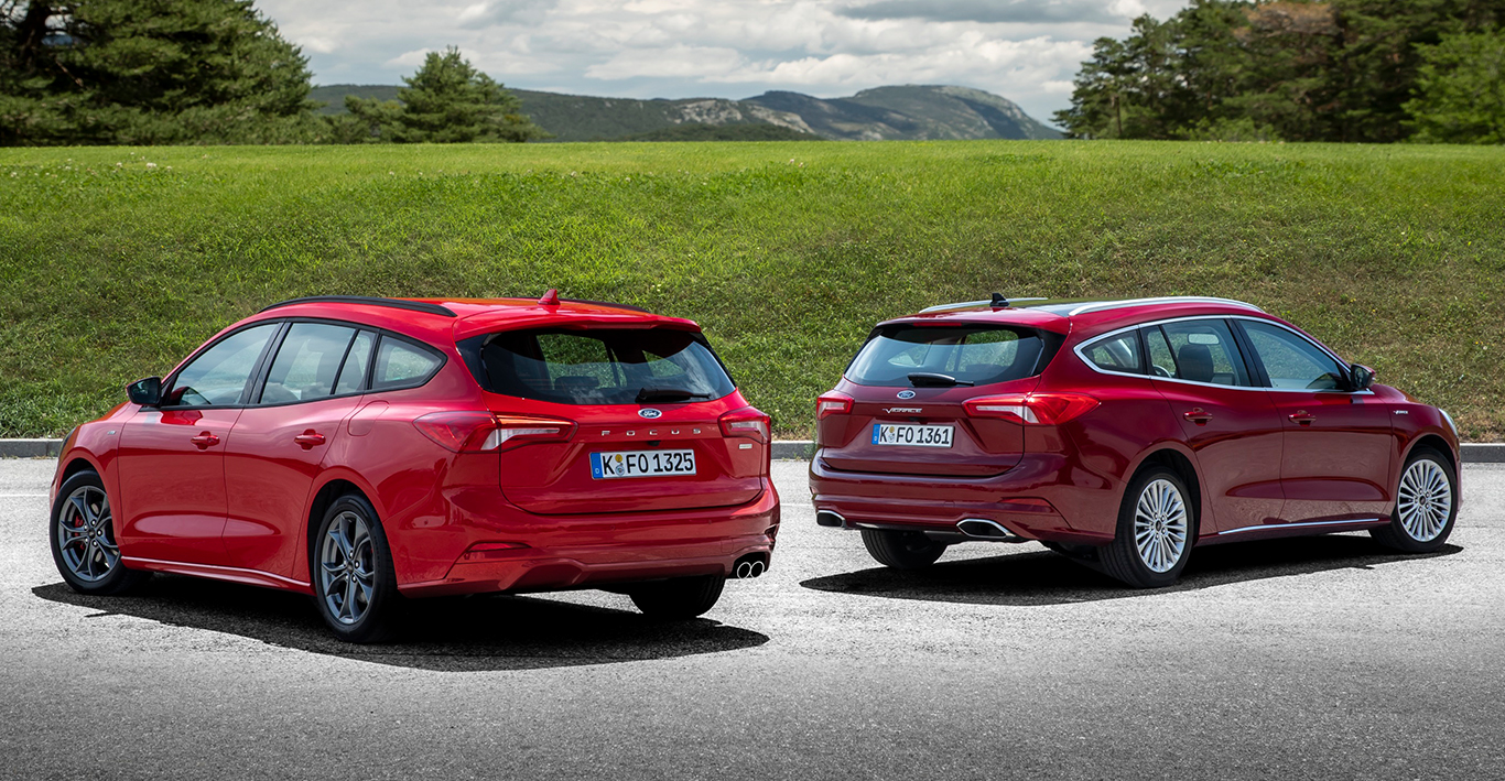 Ford Focus Turnier 2018 als "ST-Line" (links) und "Vignale" (rechts). Dabei wirkt die "Ruby-Rot Metallic"-Lackierung des rechten Modells wesentlich edler als das schlichte und matte "Race-Rot" wie links im Bild.