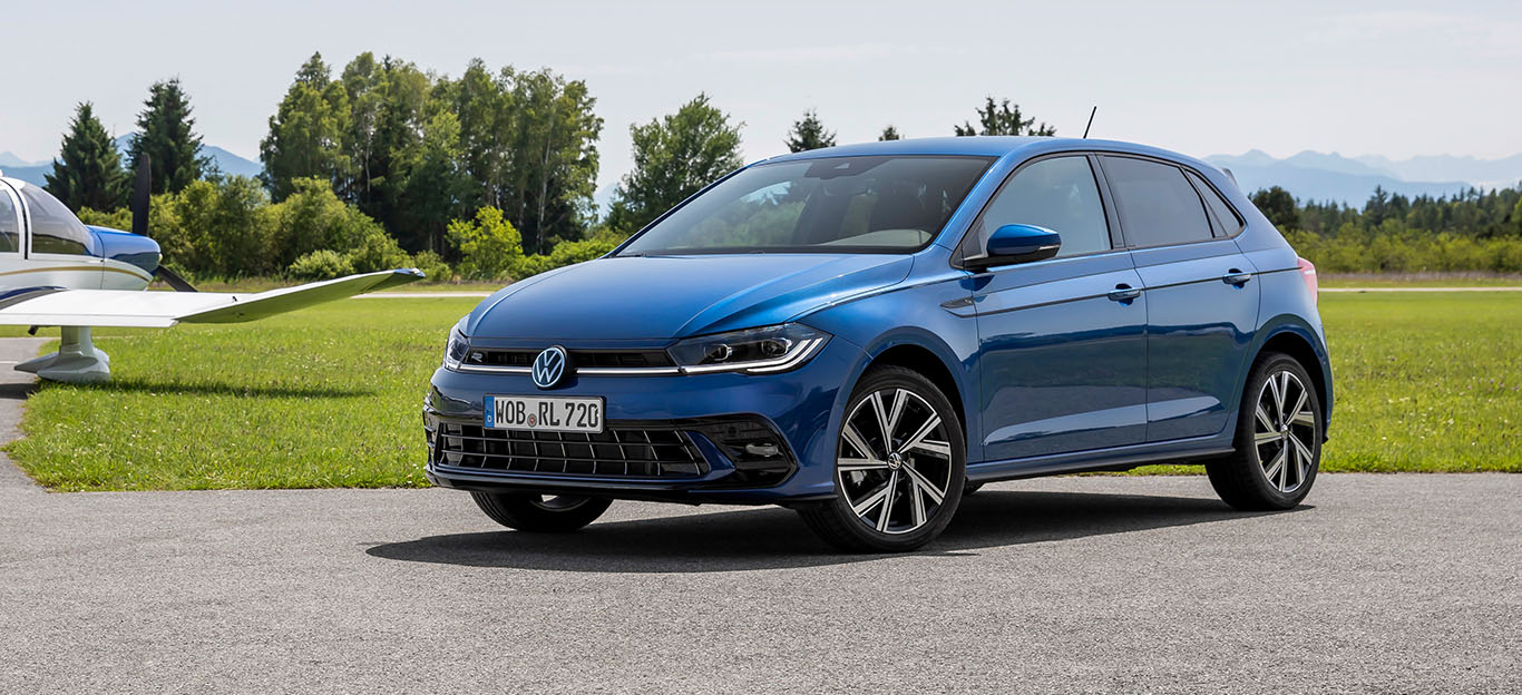 VW Polo Facelift, Halbseitenansicht von vorne, stehend, blau