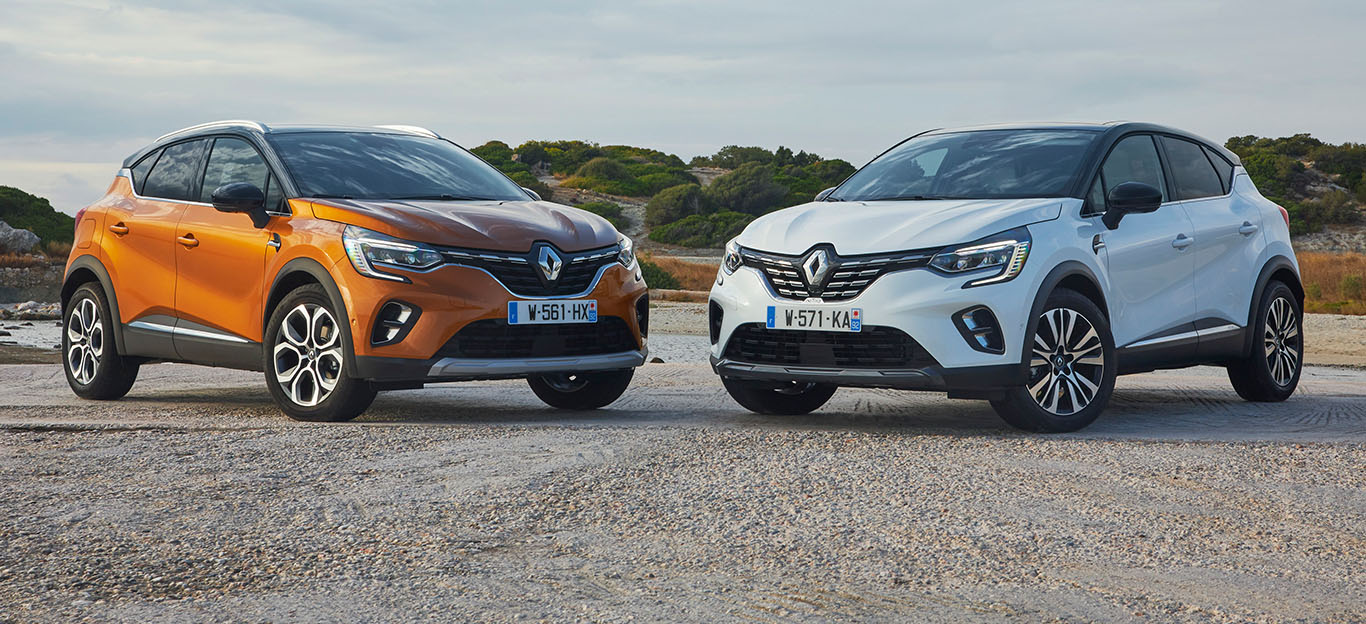 Renault Captur, zwei Modelle in Halbseitenansicht von vorne, stehend, orange und weiß