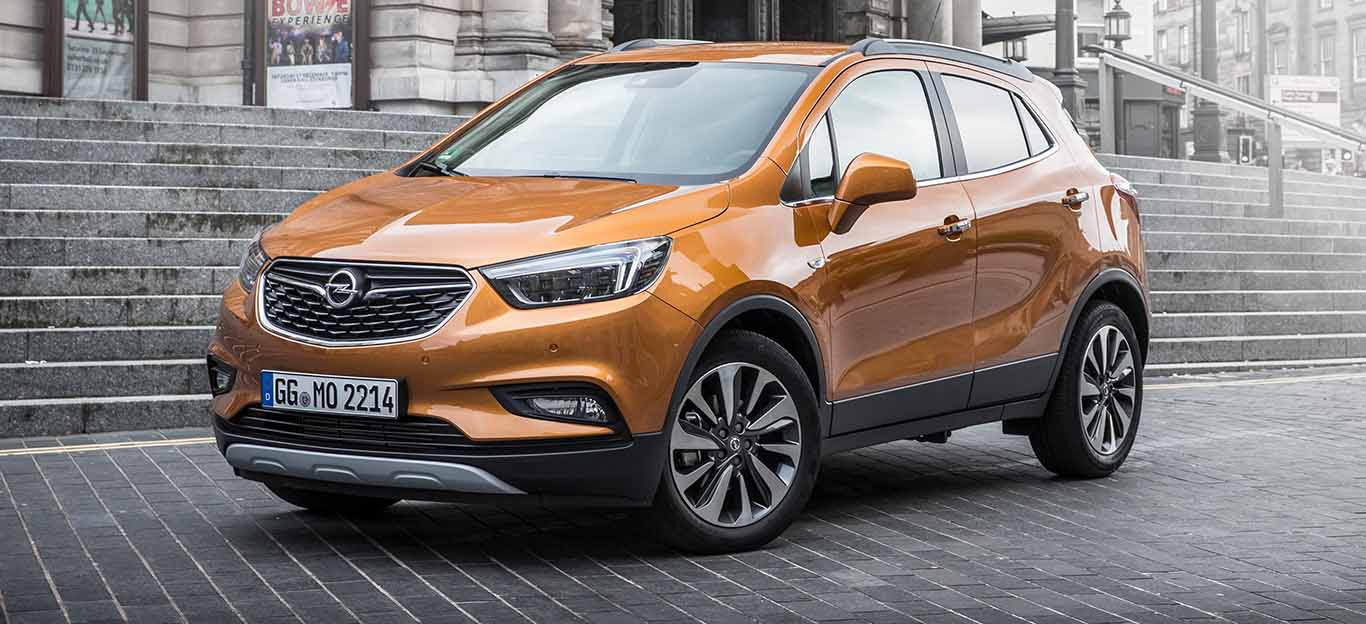 Opel Mokka X, Halbseitenansicht von vorne, stehend, orange