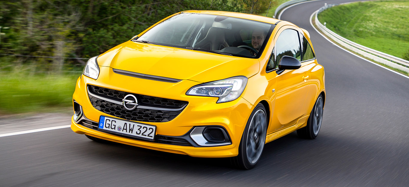 Opel Corsa E GSI, Halbseitenansicht von vorne, fahrend, gelb