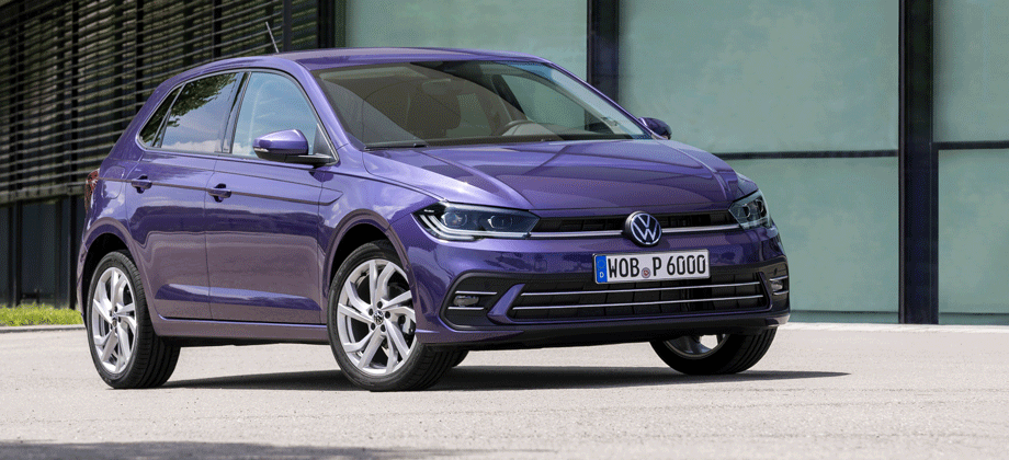 VW Polo Facelift, Halbseitenansicht von vorne, stehend, blau