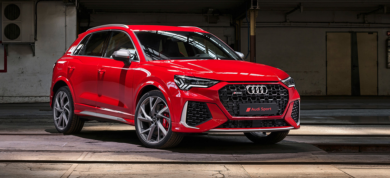 Audi RSQ3, Halbseitenansicht von vorne, stehend, rot