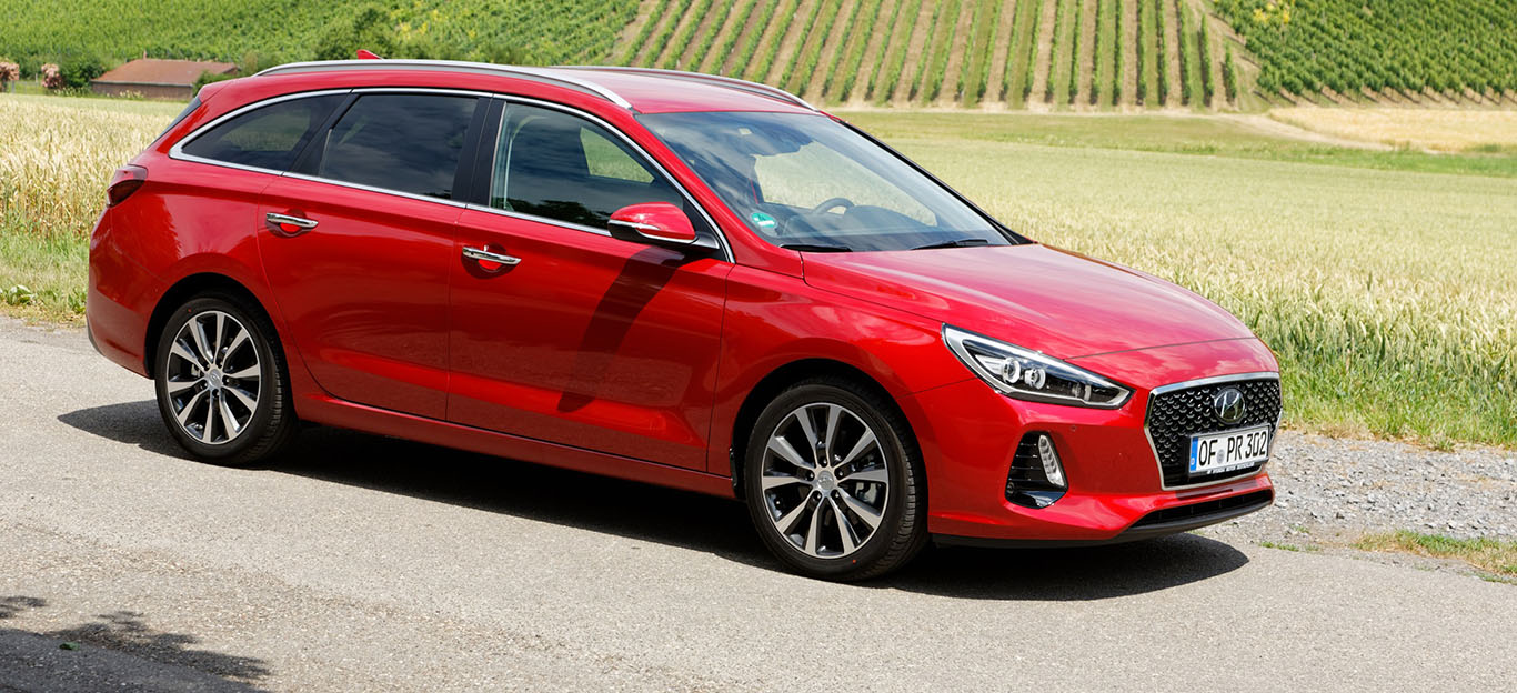 Hyundai i30 Kombi, Halbseitenansicht von vorne, stehend, rot