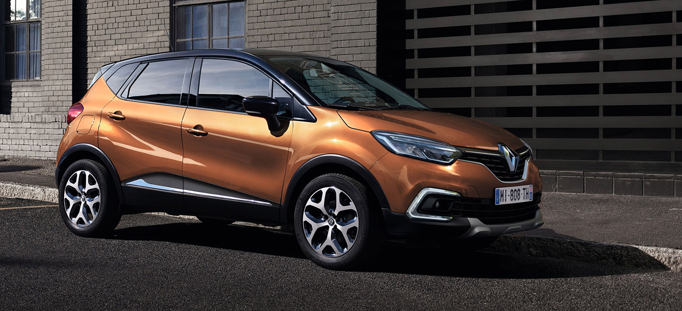 Renault Captur 2017-2019, Halbseitenansicht von vorne, stehend, goldfarben