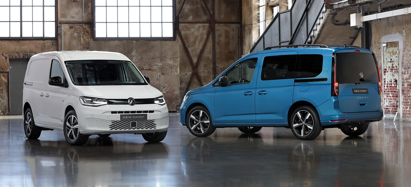 VW Caddy, zwei Modelle in Halbseitenansicht von vorne und hinten, stehend, weiß und blau