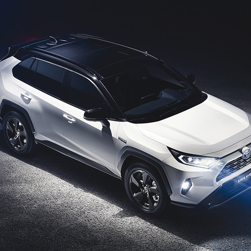 Toyota RAV4 2019, Halbseitenansicht von vorne oben, stehend, weiß